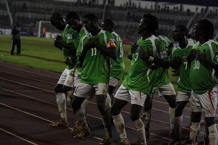 قائد المنتخب الكيني وانجا يقود إحتفالات زملاءه معه بهدفه الأول