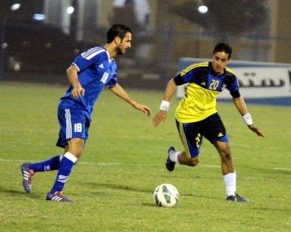 لاعب وسط التضامن بدر السماك يحاول المرور من ناصر الهاجري