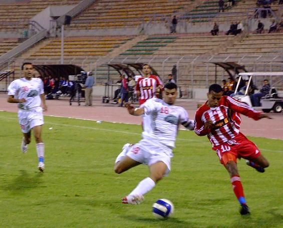 مصطفي شحدة افضل لاعب بكأس الاتحاد الاسيوي يشق طريقه نحو مرمى الجزيرة 