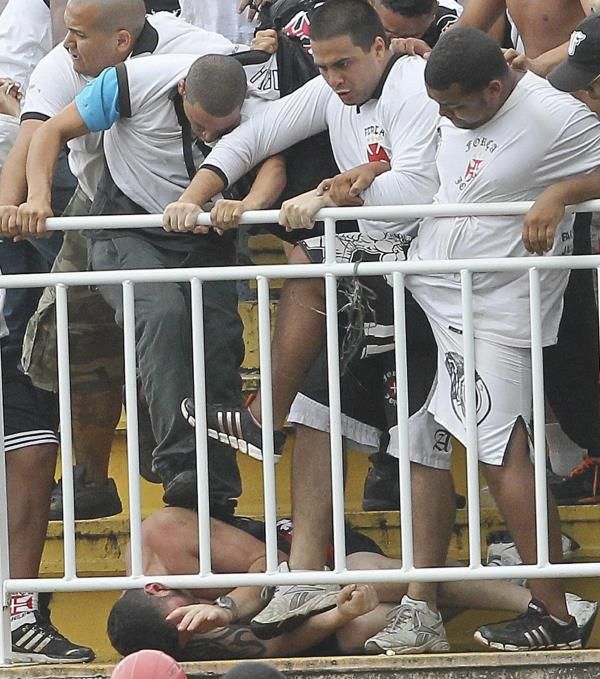 2013-12-08t230927z_1029977413_gm1e9c90jso01_rtrmadp_3_brazil-soccer-violence_reuters