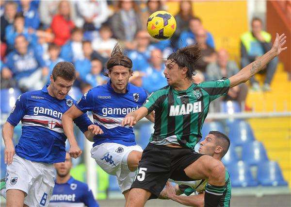 فرانشيسكو أتشيربي "إلى اليمين"