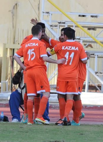 فرحة لاعبي كاظمة بهدف ناصر فرج في مرمى القادسية