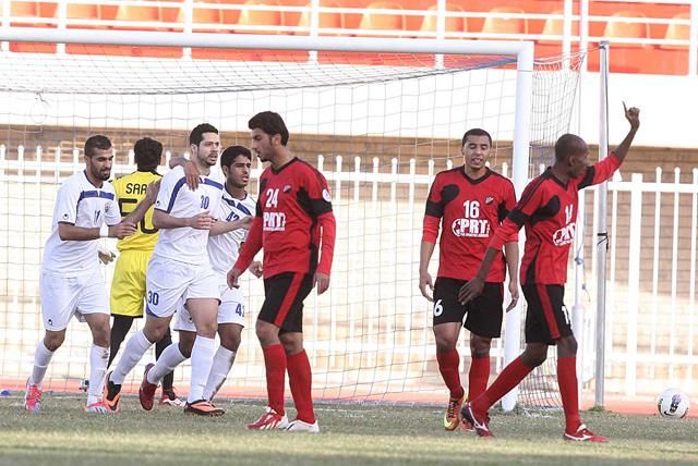 فرحة فينيسيوس مهاجم الجهراء بهدفه في مرمى خيطان