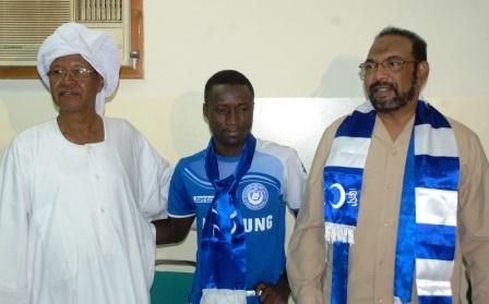 سيدي بيه يتوسط الامين العام من اليمين ونائب رئيس الهلال