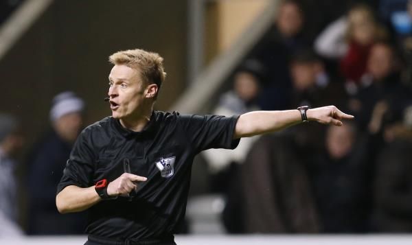 الحكم مايك جونز 