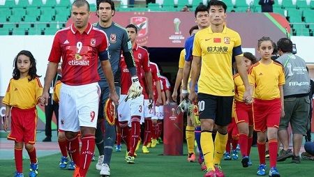 الصيني زهينج زهي ( يمين )