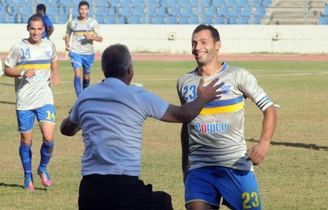 قائد الصفاء حمزة سلامي يتلقى تهنئة مدرب فريقه غسان أبو دياب بعد تسجيله في الدوري.
