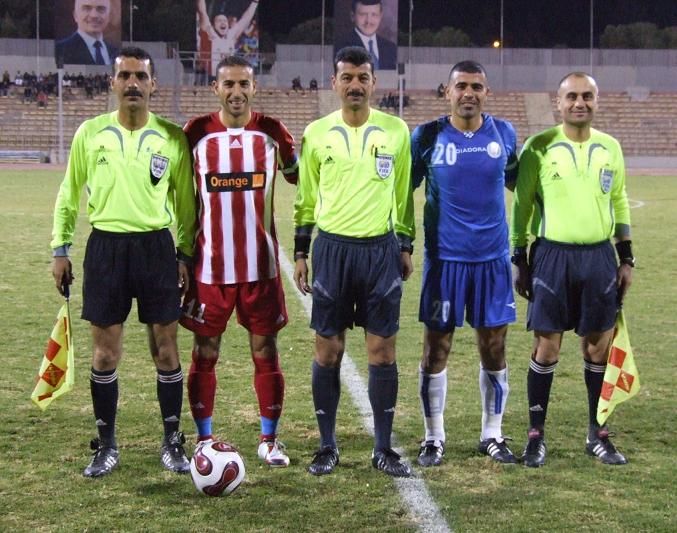 كباتن الفريقين وحكام اللقاء وبعدسة كووورة