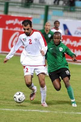 الفزانى يتابع الكرة صحبة لاعب الأمارات هادف سيف