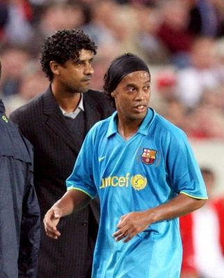 رايكارد و رونالدينهو - متهمين رئيسين في نزول مستوى برشلونة