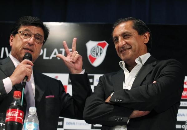  دانييل باساريلا (يسار)