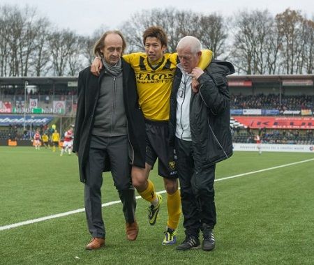 الياباني يوكي اوتسو يخرج من الملعب بعد تعرضه للإصابة الخطيرة