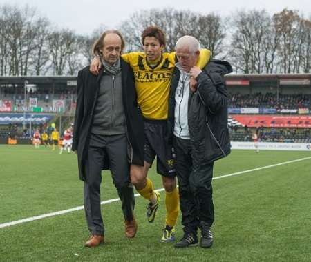 الياباني يوكي اوتسو يخرج من الملعب بعد تعرضه للإصابة الخطيرة