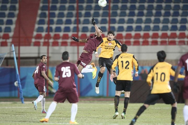 صراع فضائي على الكرة بين عبدالرحمن باني مهاجم النصر وخالد ابراهيم مدافع القادسية