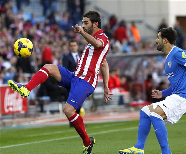 أدريان لوبيز (يسار)