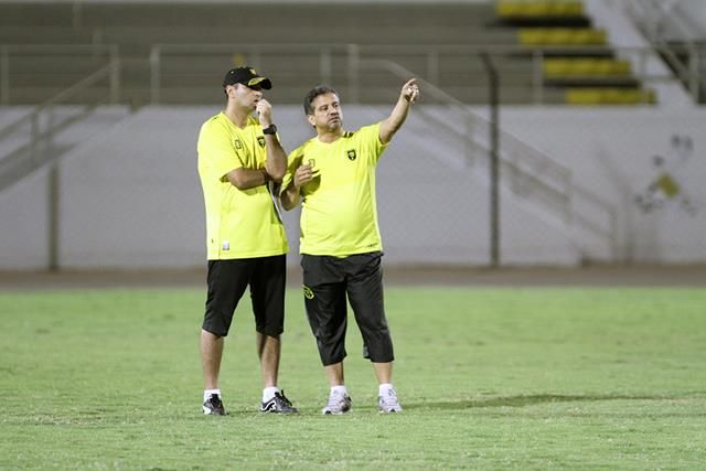 عمرو انور مع مساعده عمر المحضار في تدريبات الفريق