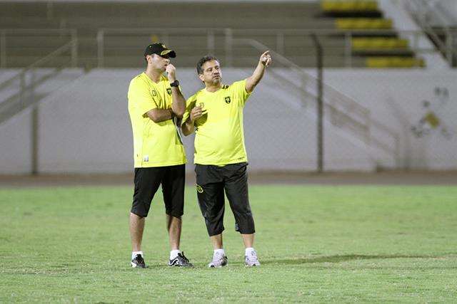 عمرو انور مع مساعده عمر المحضار في تدريبات الفريق