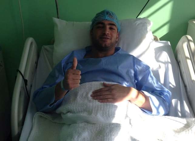فراس صالح على سرير الشفاء بعد اجراء العملية