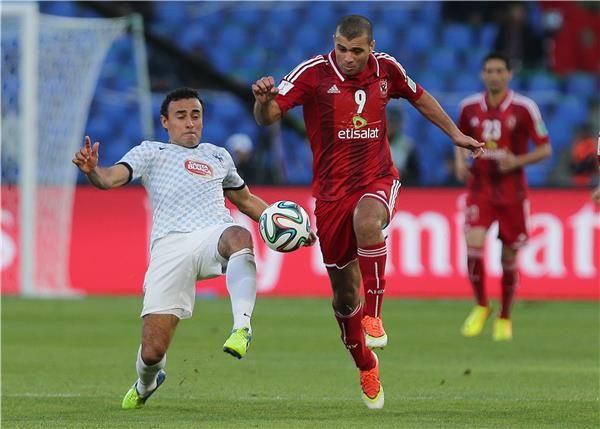 لوبيز يلاحق متعب خلال لقاء الأهلي ومونتيري