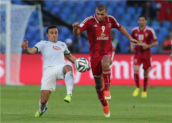 لوبيز يلاحق متعب خلال لقاء الأهلي ومونتيري