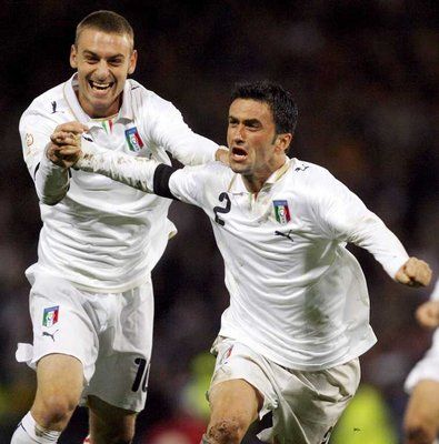 إيطاليا أوقفت المغامرة الاسكتلندية وتأهلت مع فرنسا لنهائيات يورو 2008