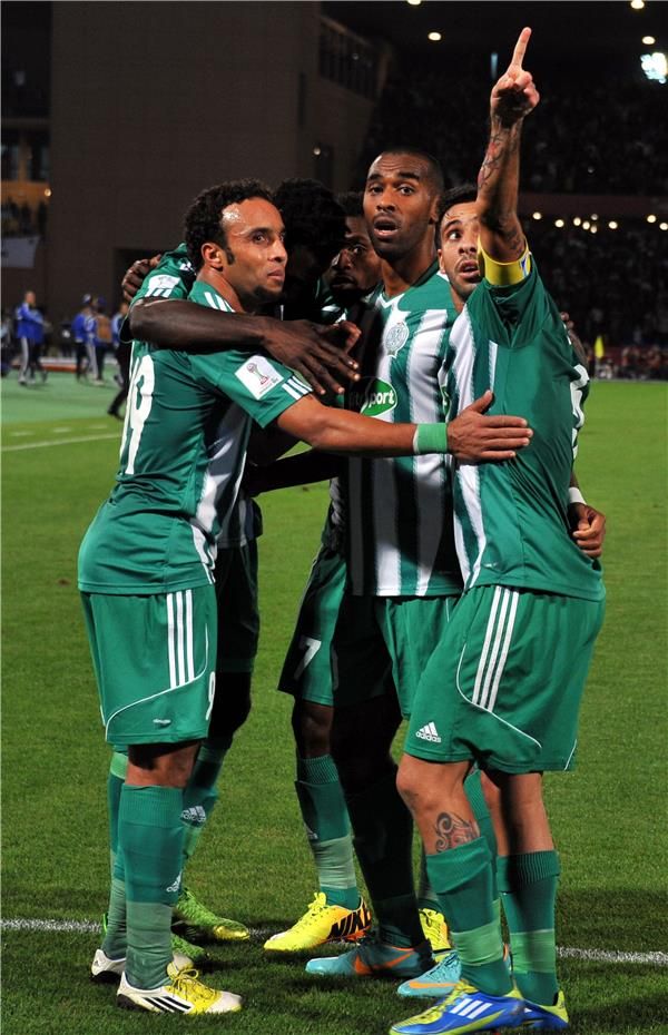 محسن ياجور وسط زملاءه يتبادلون التهنئة بعد أن ثأر لهزيمة عمرها 8 سنوات من البرازيليين 