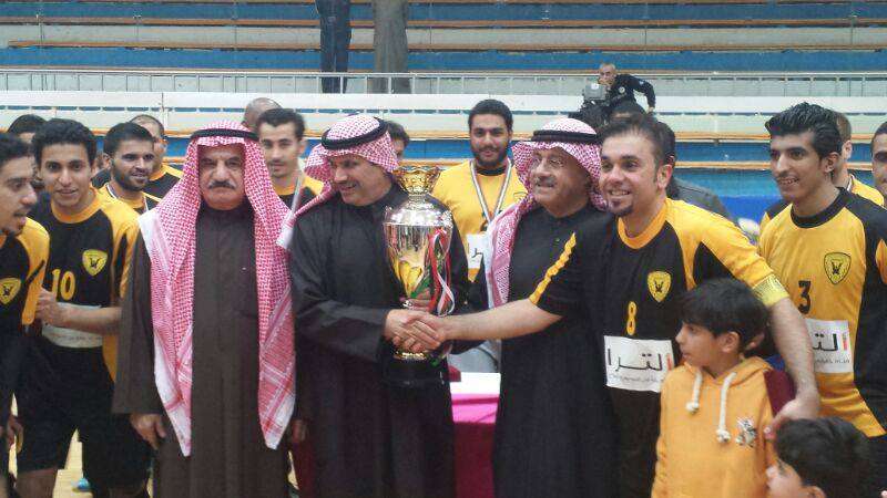 لاعبو القادسية لحظة تسلمهم كأس السوبر