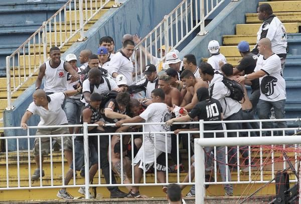 2013-12-08t231011z_26892630_gm1e9c90ji301_rtrmadp_3_brazil-soccer-violence_reuters