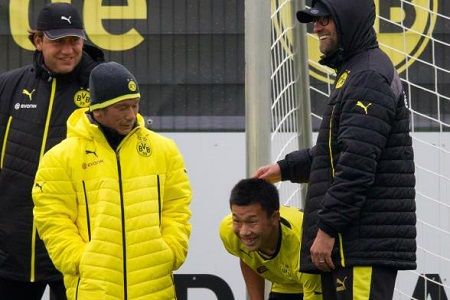 المدرب يورجن كلوب يتبادل المزاح مع الياباني ماروكا