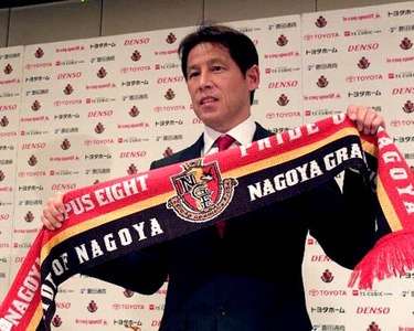 المدرب اكيرا نيشينو بعد نهاية المؤتمر الصحفي بمقر فريق ناجويا جرامبوس الياباني