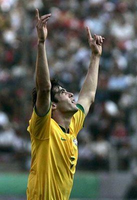 النجم البرازيلي كاكا بعد تسجيله هدف منتخبه ضد البيرو 