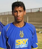 اللاعب علي منصور