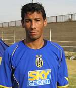 اللاعب علي منصور