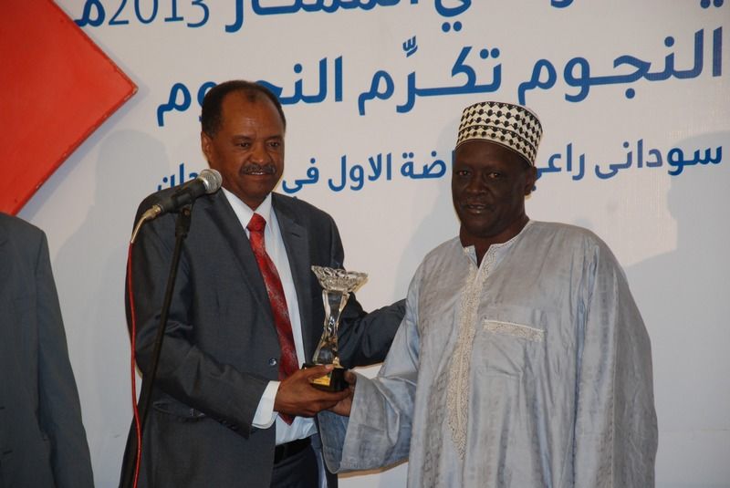 برهان -من اليمين-يتسلم جائزةأفضل مدرب من مازدا