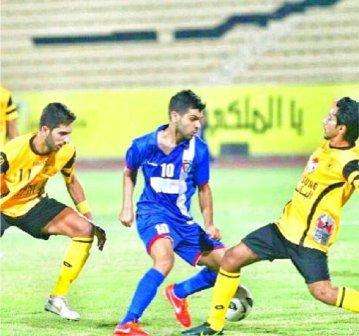فيصل زايد لاعب الجهراء يحاول المرور من الحشان والانصاري لاعبي القادسية