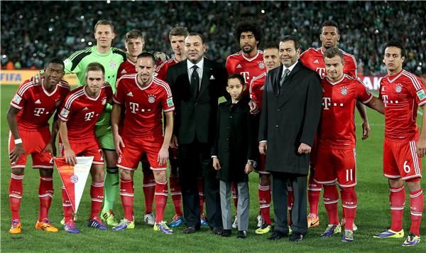 الملك محمد السادس ملك المغرب وإبنه وشقيقه في لقطة تذكارية مع البايرن 