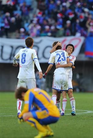 فرحة لاعبو فريق إف سي طوكيو بعد فوزهم على فريق فيجالتا سينداي