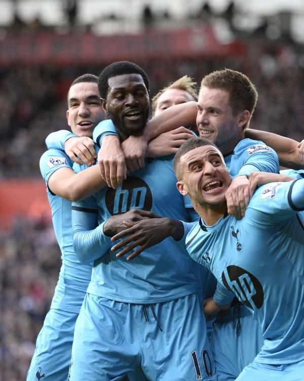 أديبايور يحتفل مع زملاءه بالهدف الثاني