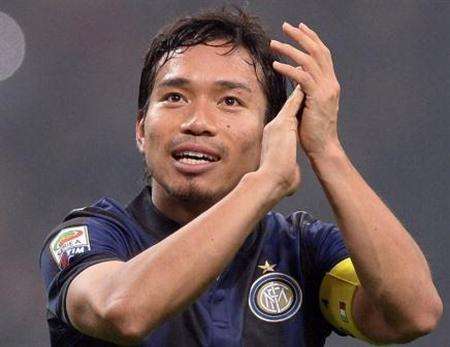 يوتو ناجاتومو مع شارة القيادة في لقاء أمس