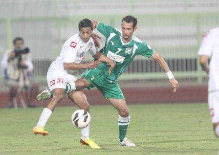 الرشيدي مهاجم العربي في مواجهة الصانع مدافع الكويت