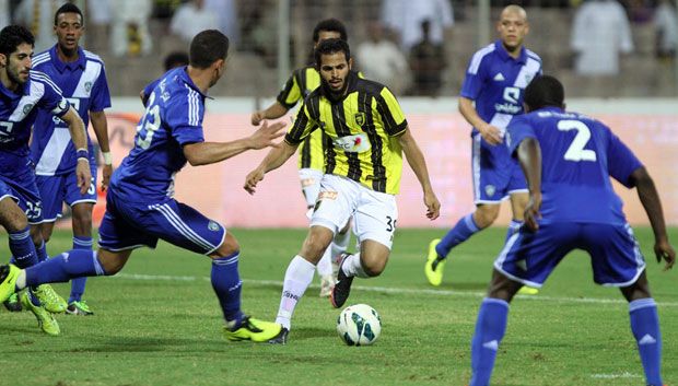 الفريدي يجمع لاعبي الهلال حوله في احد مباريات الدوري