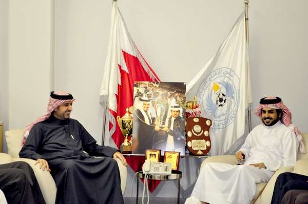 جانب من لقاء نادي الرفاع مع رئيس المؤسسة