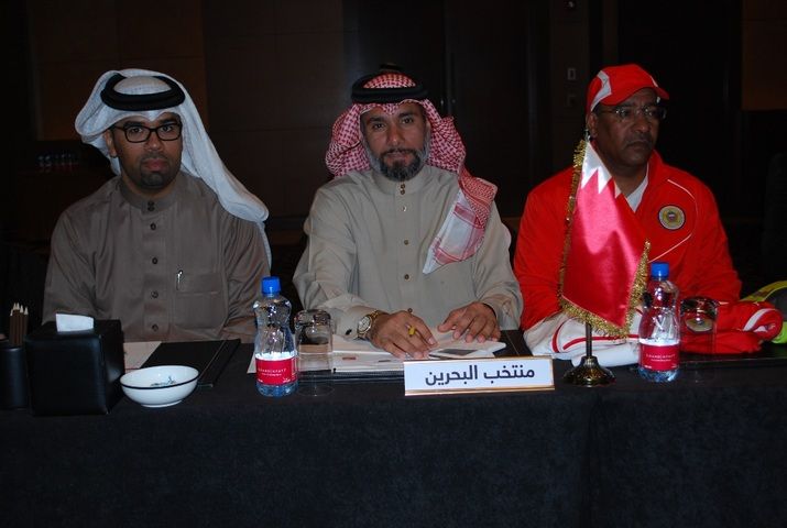 مسئولي المنتخب البحريني في الاجتماع الفني