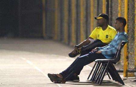 عسيري يتابع مران اليوم رفقة أحد إداريي الفريق