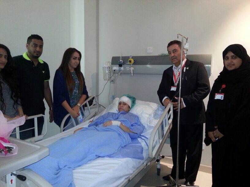  امين عام اتحاد الكرة البحريني خلال زيارته لاحدى اللاعبات