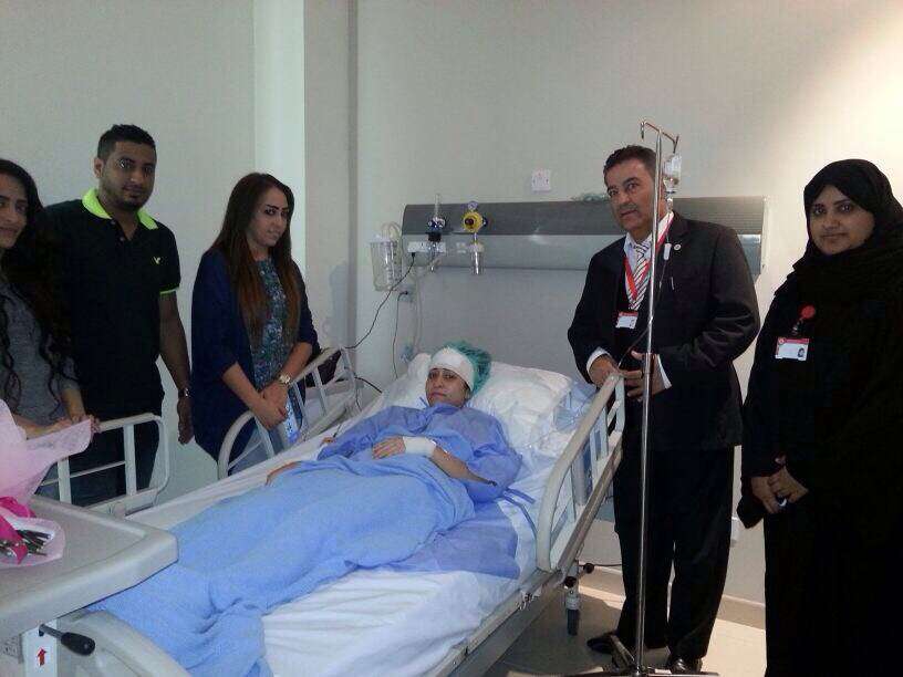 امين عام اتحاد الكرة البحريني خلال زيارته لاحدى اللاعبات