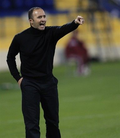 جمال بلماضي مدرب المنتخب القطري أحد الطامحين للفوز باللقب 