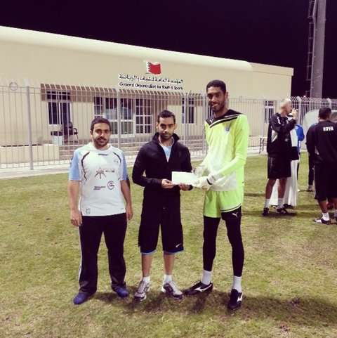 الحارس الدوسري يتسلم جائزته