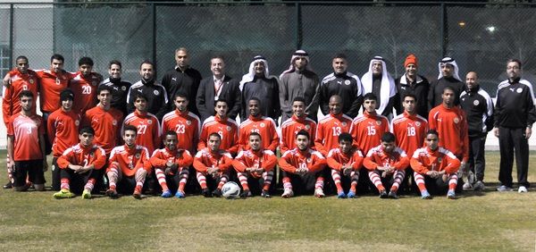 الشيخ علي بن خليفة يتوسط لاعبي المنتخب الاولمبي