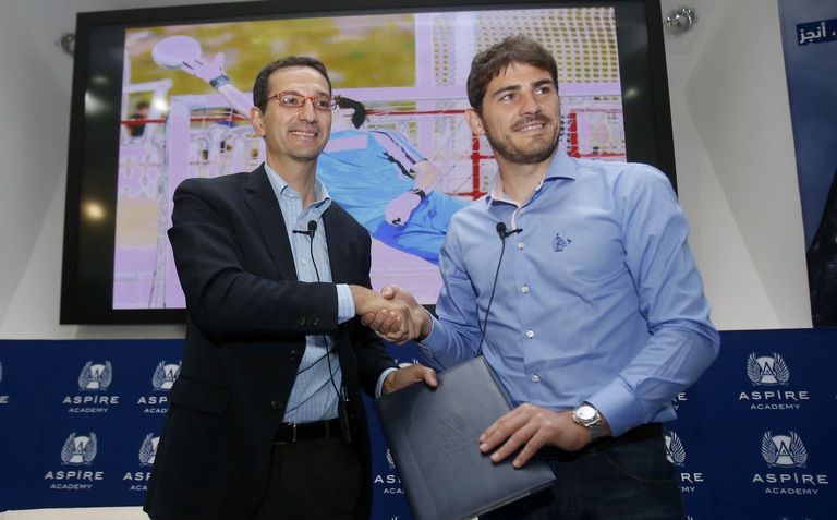 koo_casillas - ivan bravo during mou signing (2)